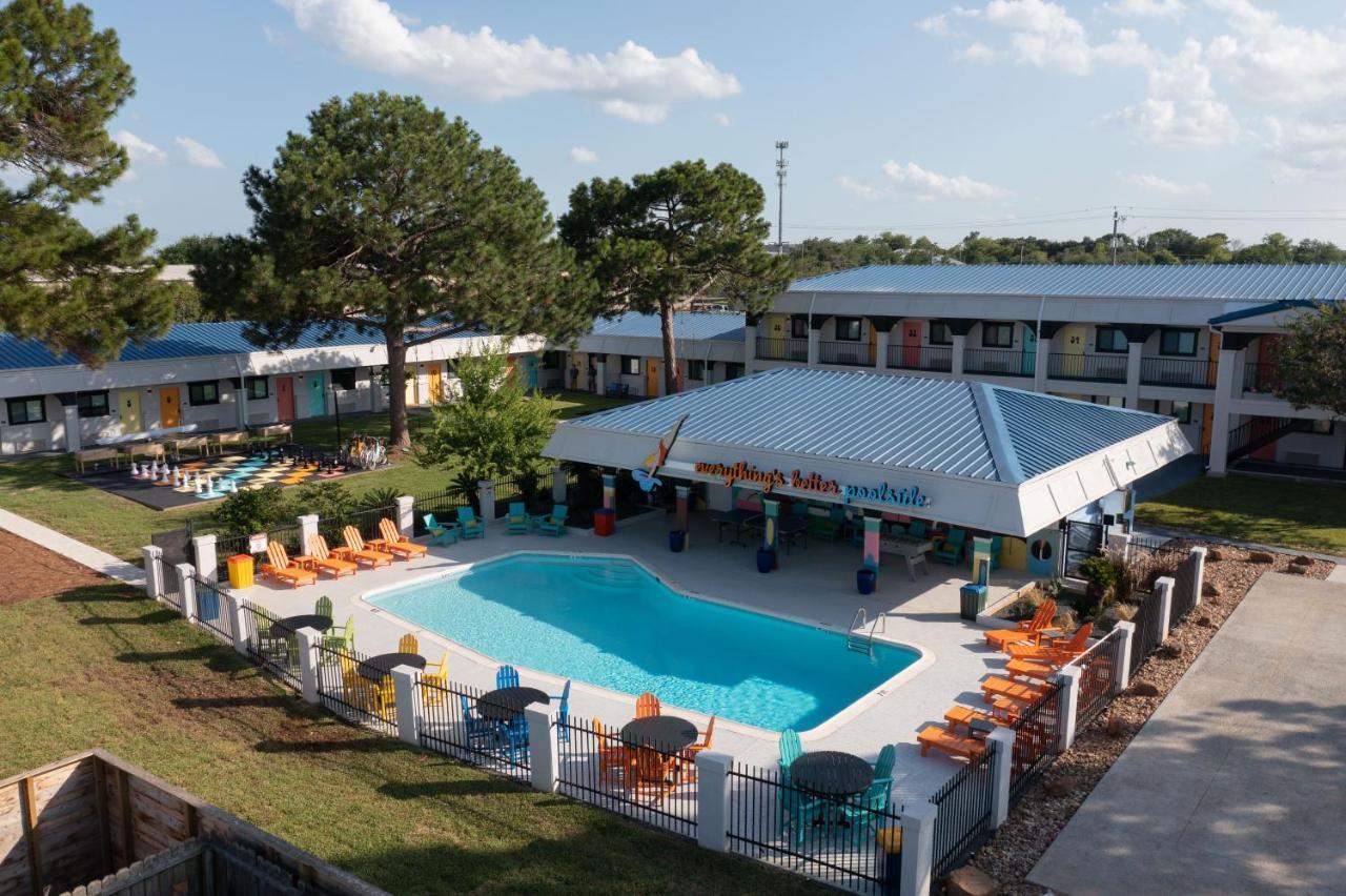 Hotel Mccoy - Art, Libations, Pool Society College Station Ngoại thất bức ảnh