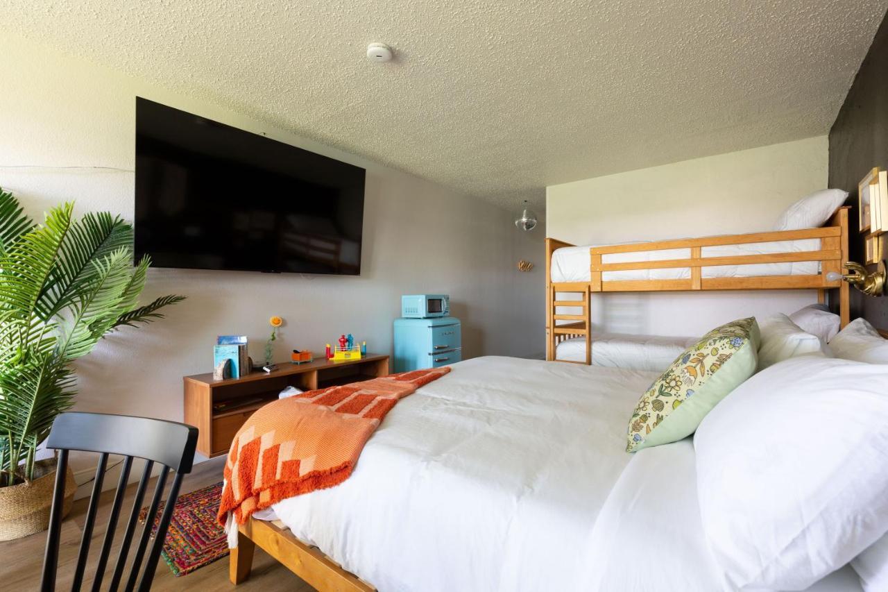 Hotel Mccoy - Art, Libations, Pool Society College Station Ngoại thất bức ảnh