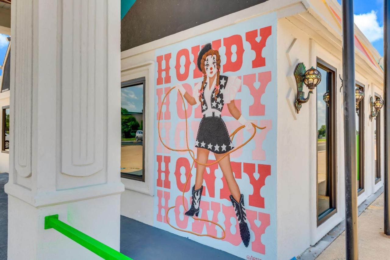 Hotel Mccoy - Art, Libations, Pool Society College Station Ngoại thất bức ảnh